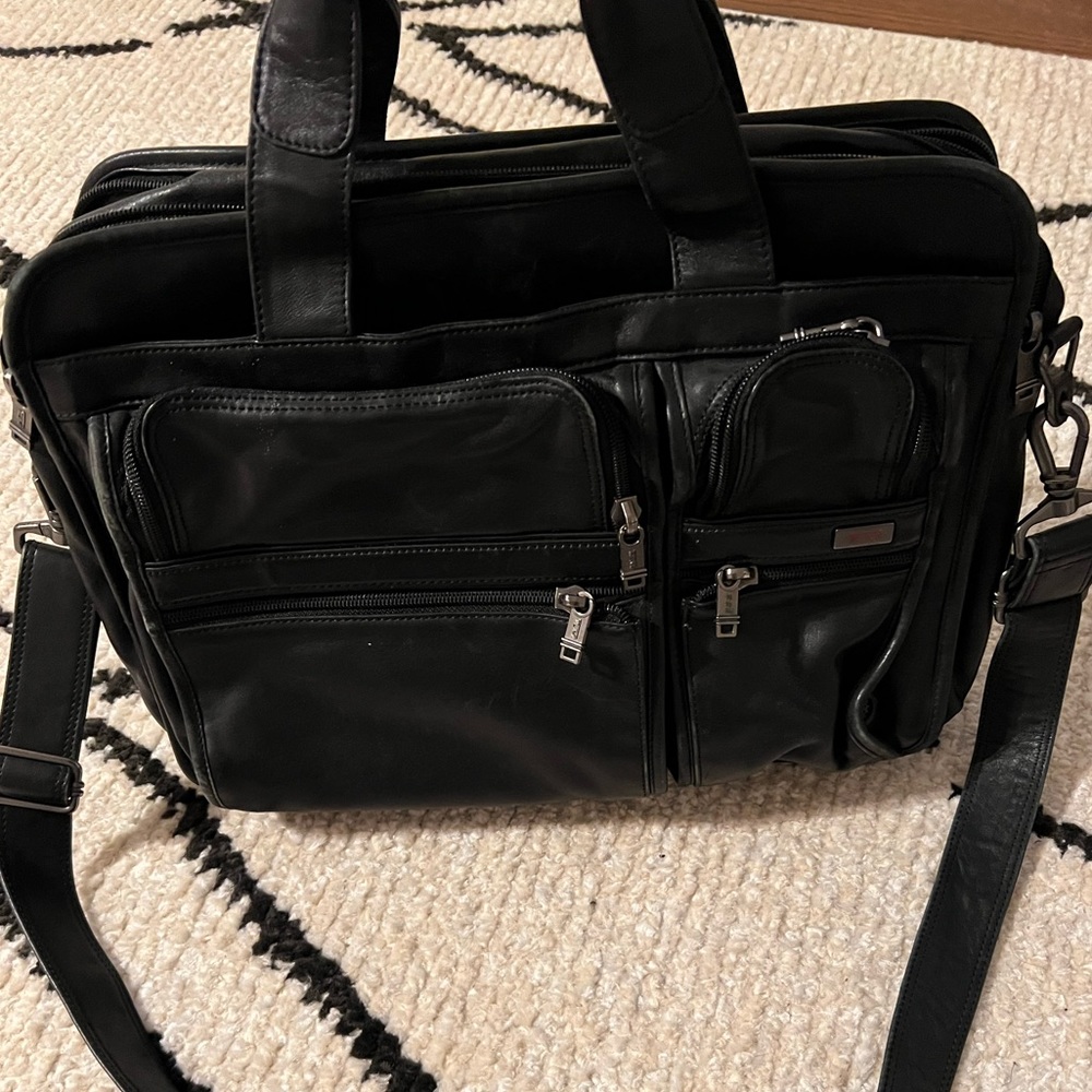 Black leather Tumi briefcase/ portfolio bag in excellent condition